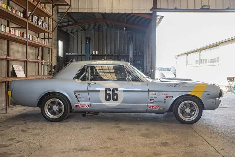 Ford Mustang Coupé V8 Racing 41