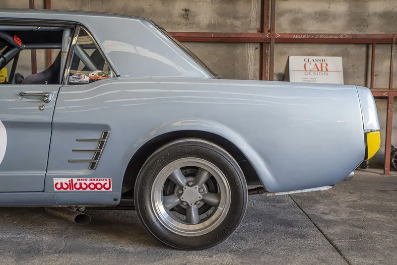 Ford Mustang Coupé V8 Racing 109