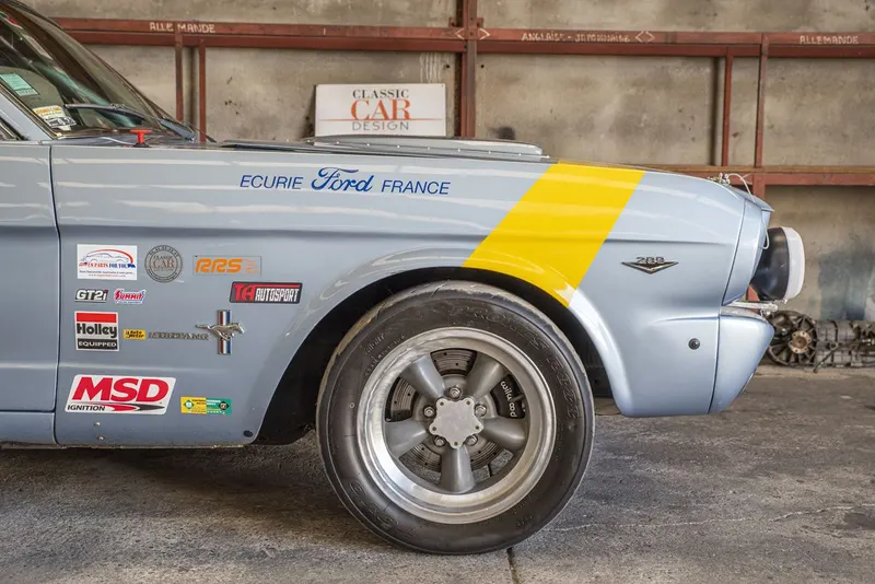 Ford Mustang Coupé V8 Racing 25