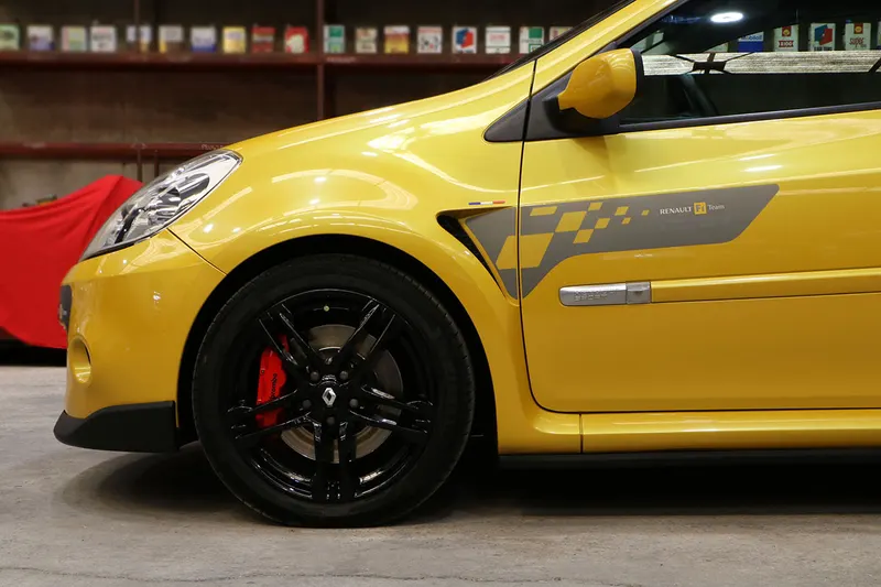 Renault Clio III RS F1 Team R27 22