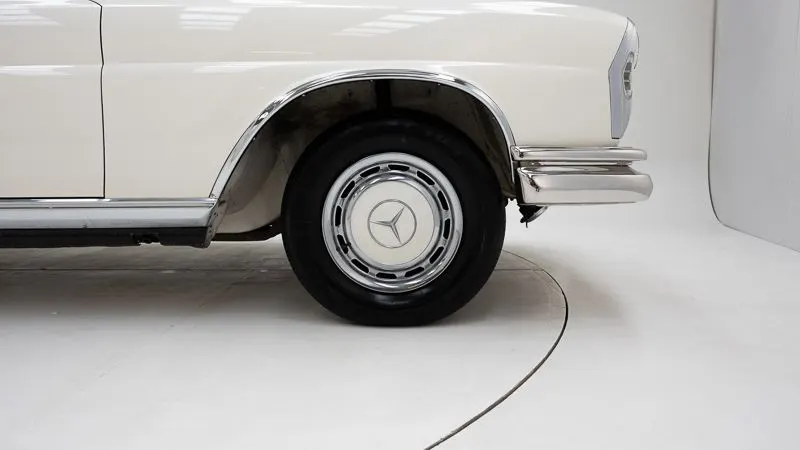 Mercedes-Benz 280 SE 11