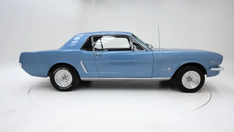 Ford Mustang Coupe V8 10
