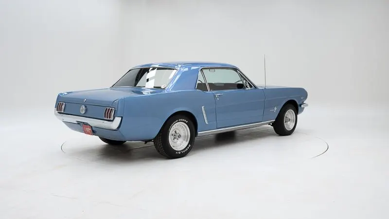 Ford Mustang Coupe V8 3