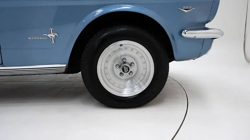 Ford Mustang Coupe V8 11