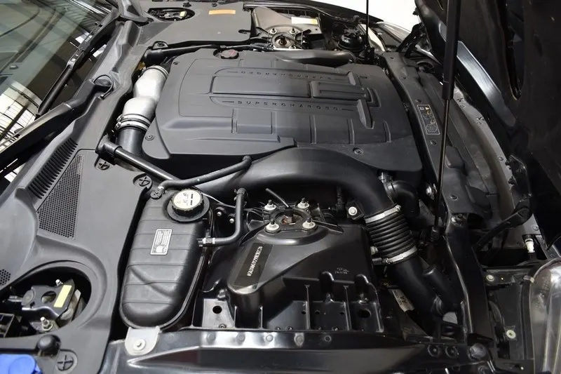 Jaguar XKR-S 10