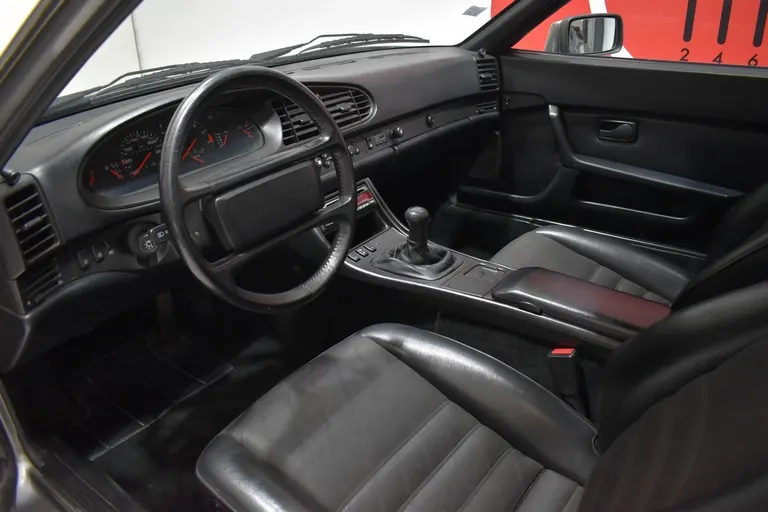 Porsche 944 Turbo 7