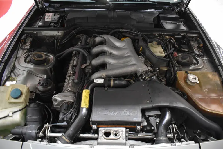 Porsche 944 Turbo 11