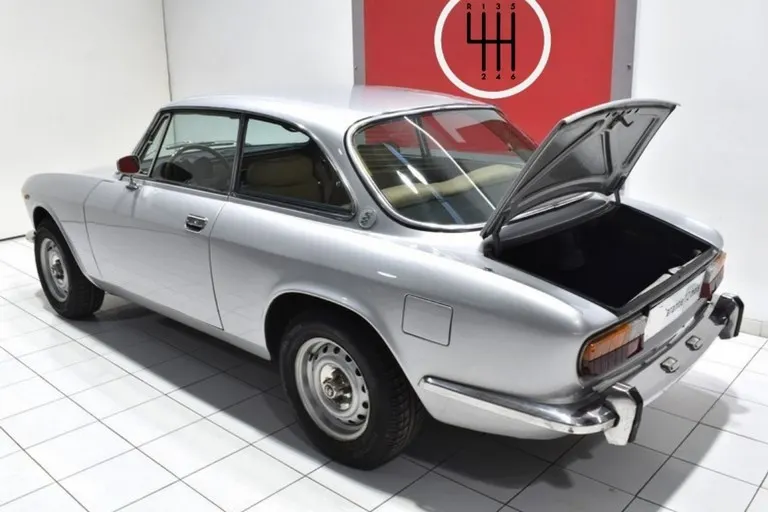 Alfa Romeo 2000 Coupé GT Veloce 17