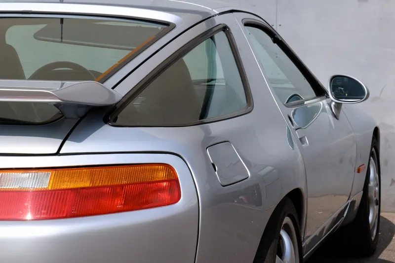 Porsche 928 GTS 13