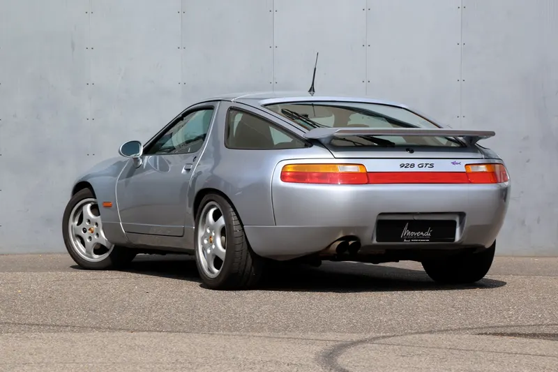 Porsche 928 GTS 10