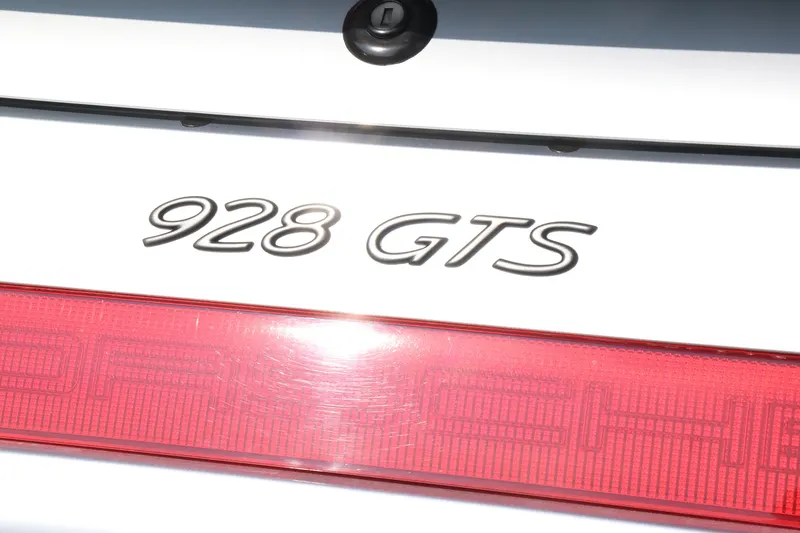 Porsche 928 GTS 9