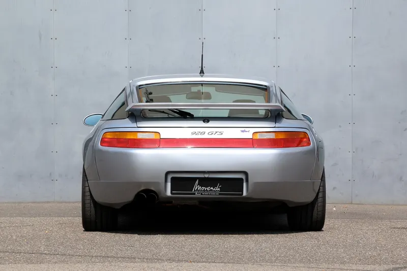 Porsche 928 GTS 11