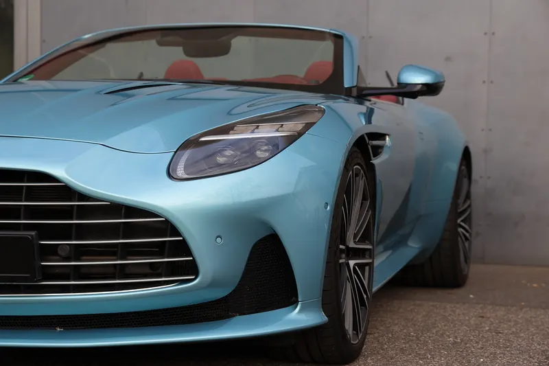 Aston Martin DB12 Volante 11