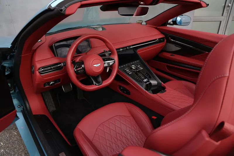 Aston Martin DB12 Volante 12