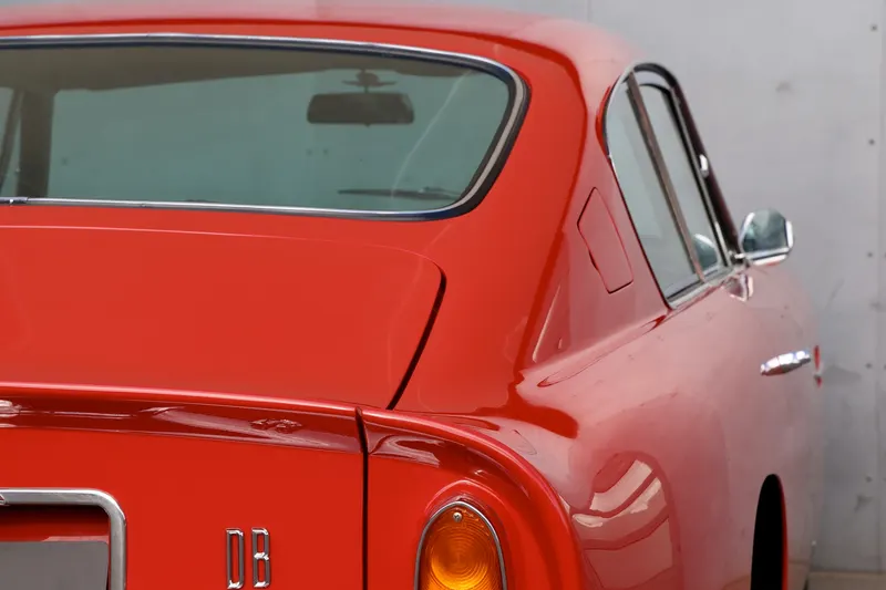 Aston Martin DB6 Saloon 4