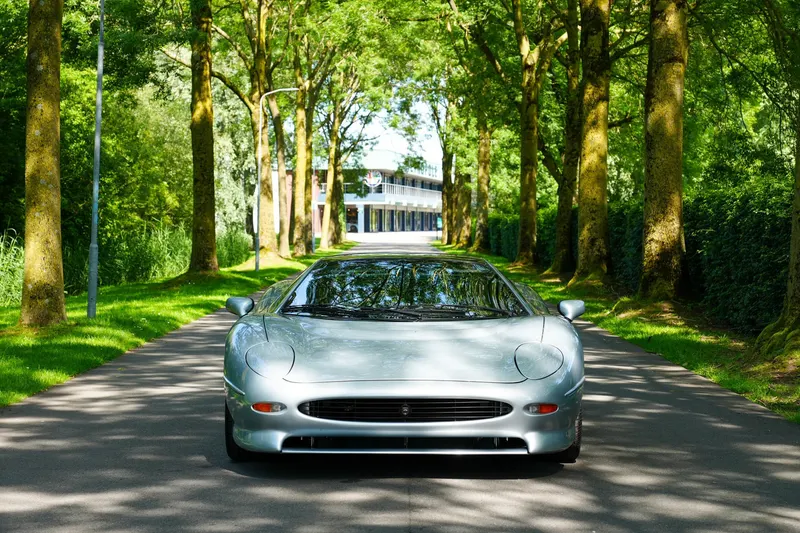 Jaguar XJ220 8