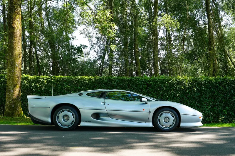 Jaguar XJ220 5