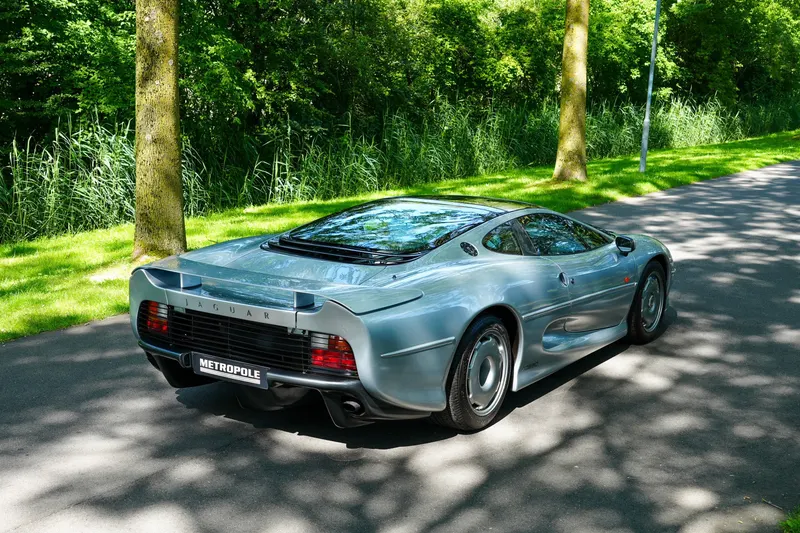 Jaguar XJ220 3