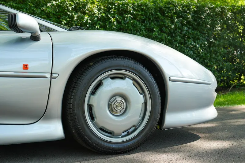 Jaguar XJ220 7
