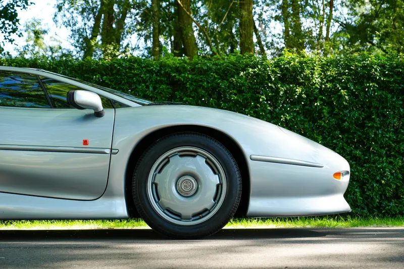 Jaguar XJ220 6