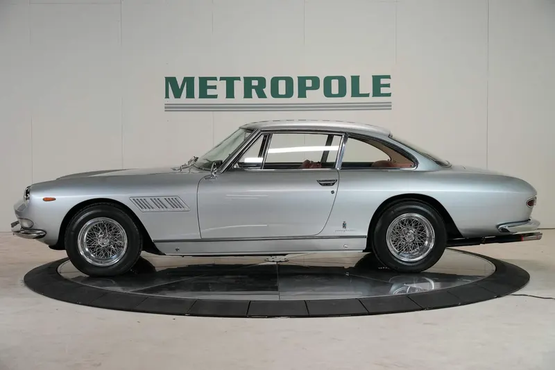 Ferrari 330 GT 11