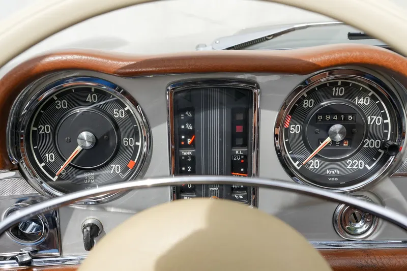 Mercedes-Benz 280SL Pagode 7