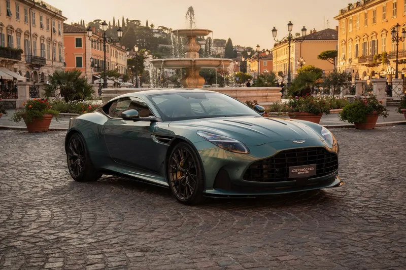 Aston Martin DB12 1