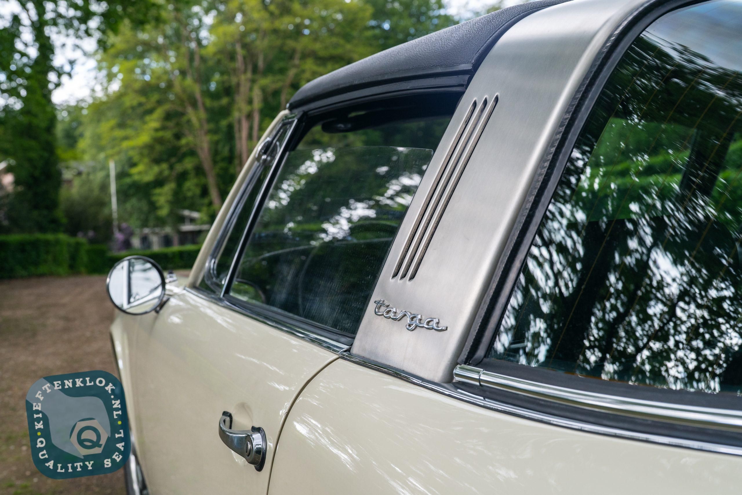 Porsche 911 Targa 2.2E 11