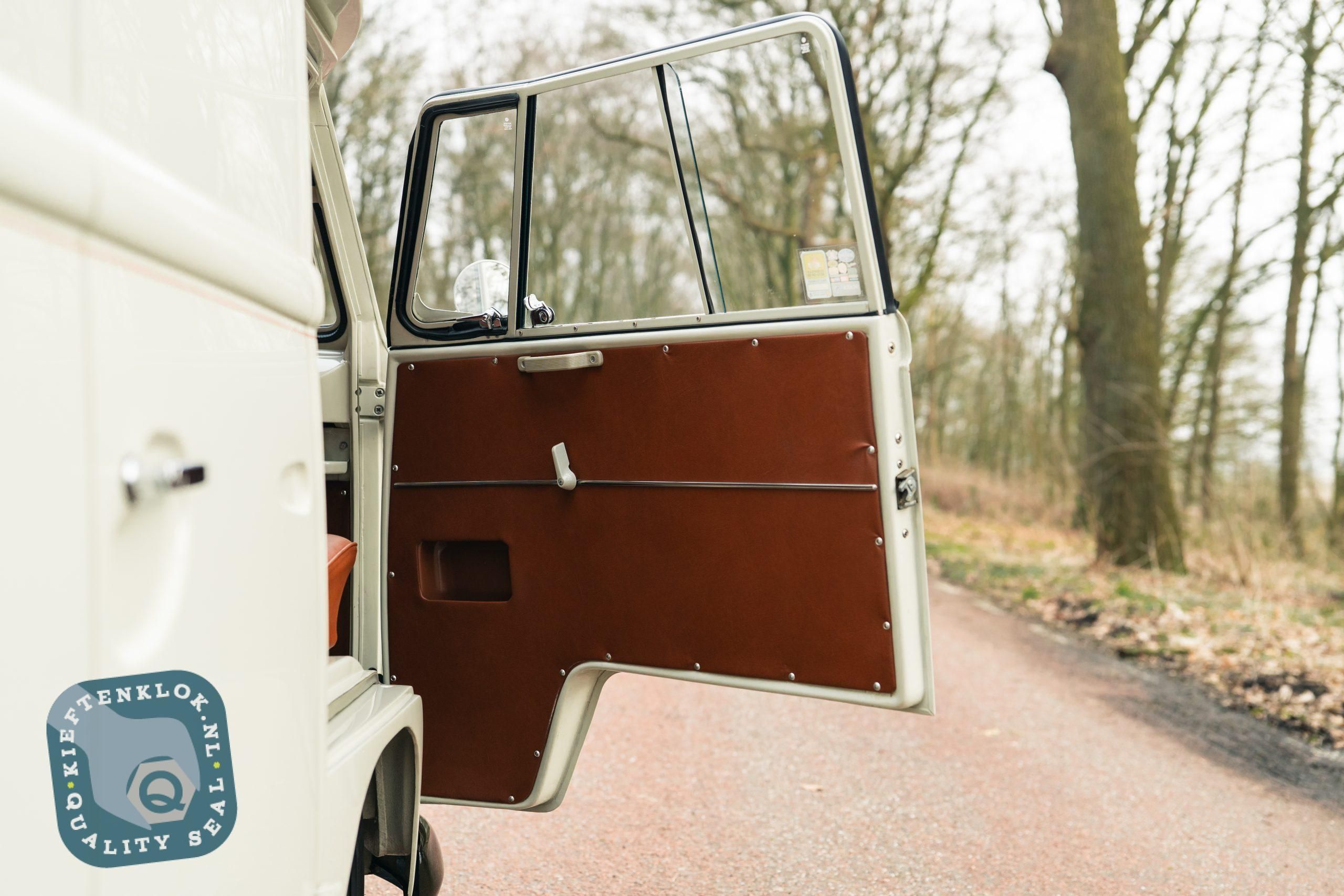 Volkswagen T2 Bus Westfalia 11
