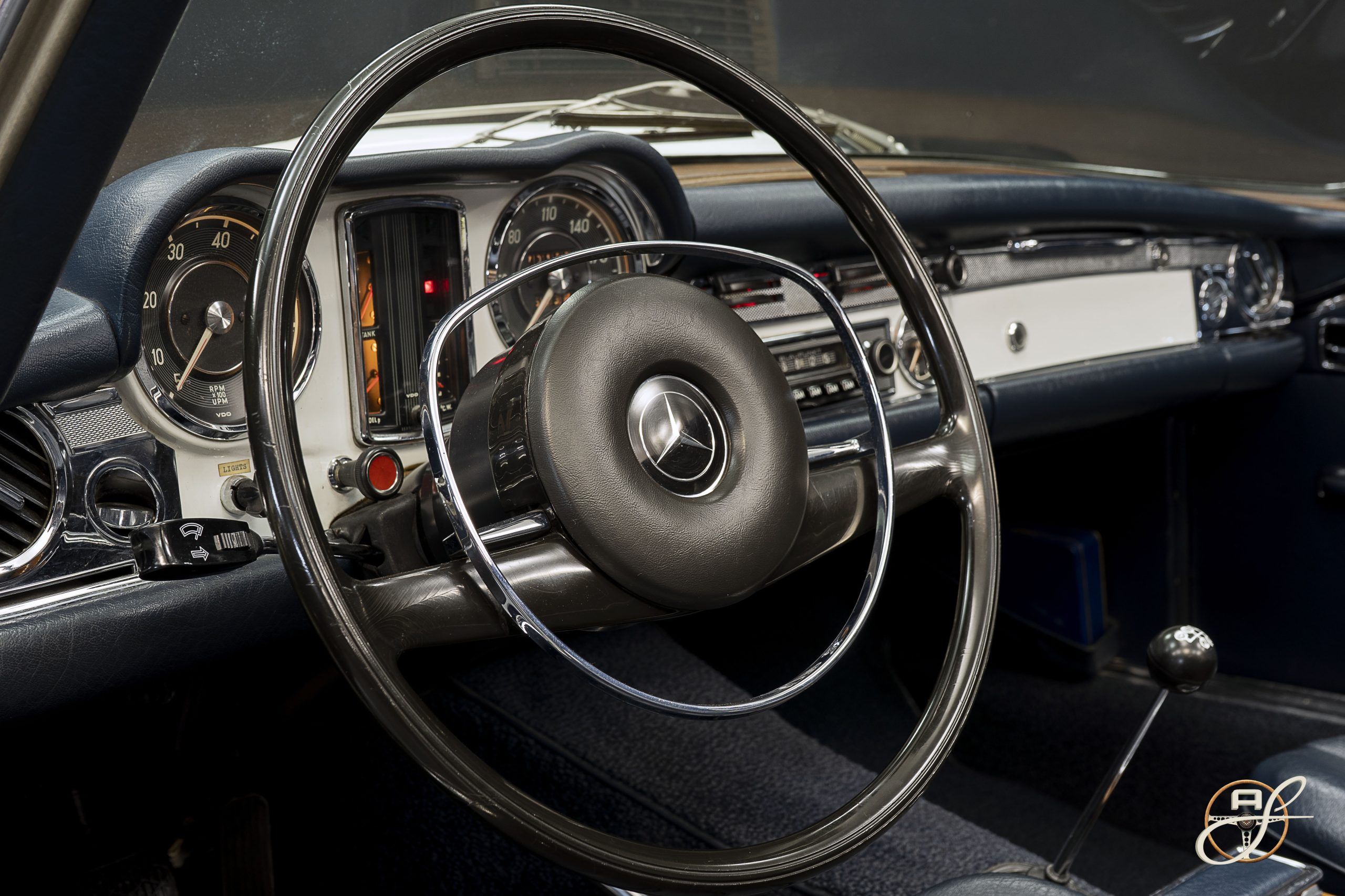 Mercedes-Benz 280SL 11