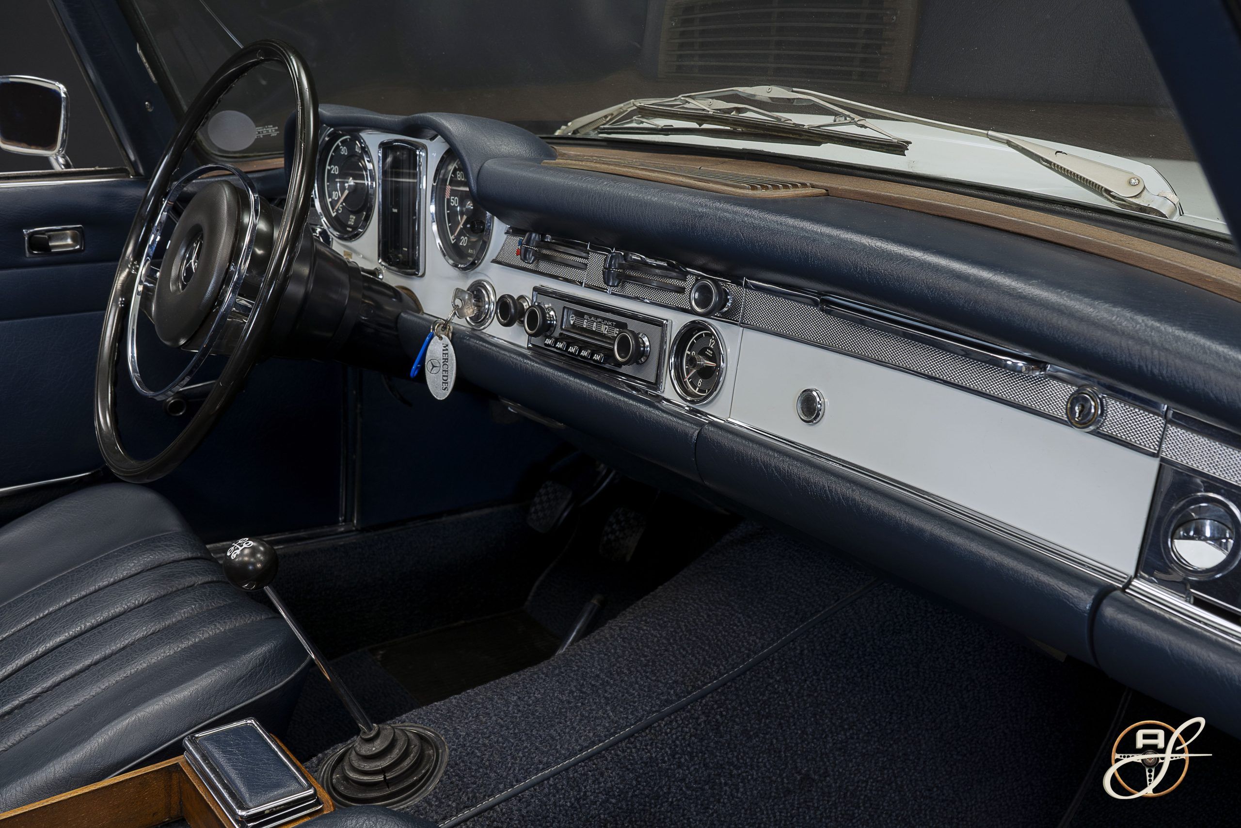 Mercedes-Benz 280SL 13