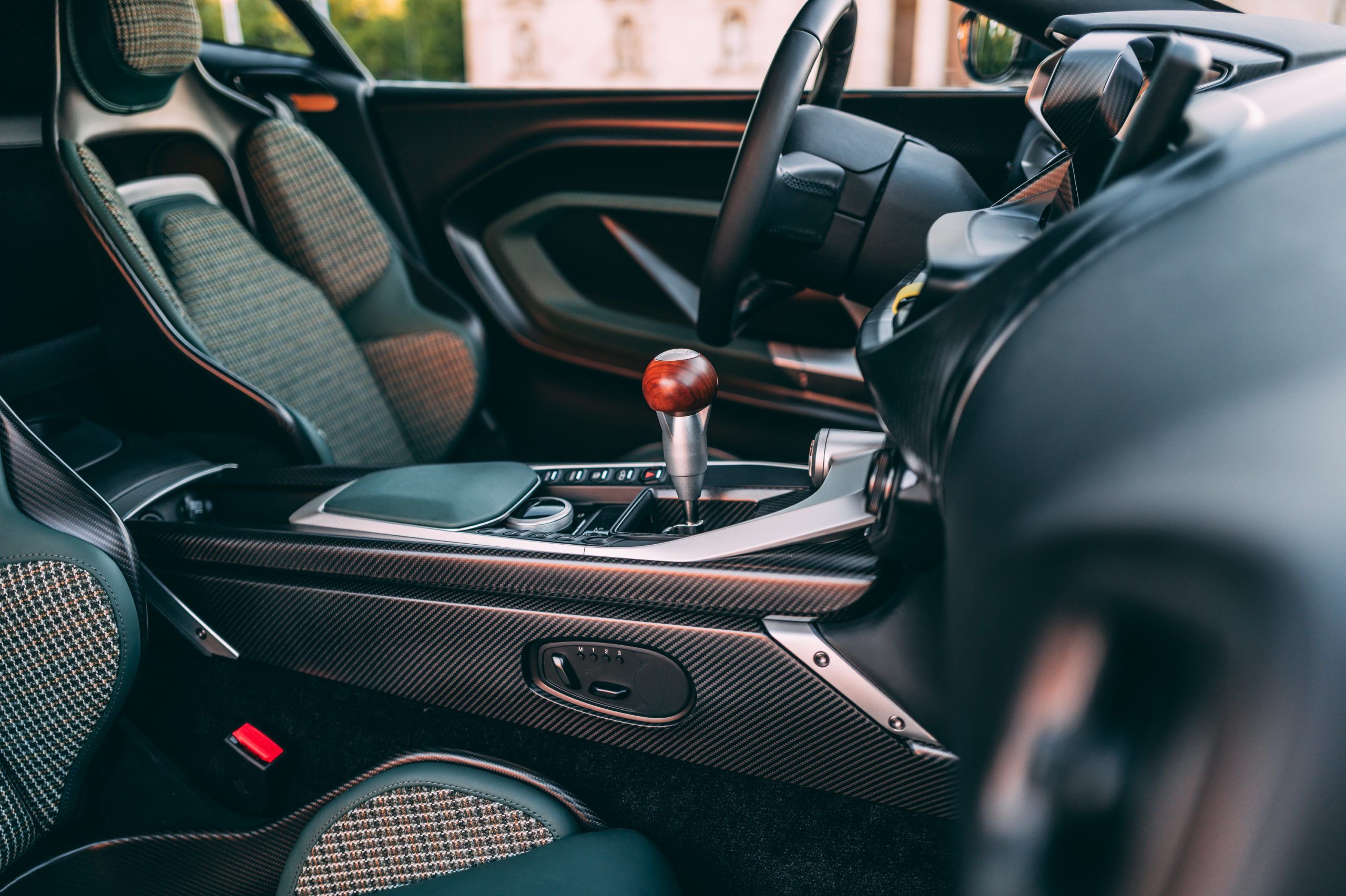 Aston Martin Valour 10
