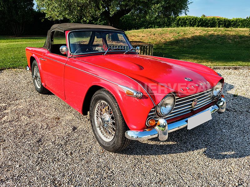 Triumph TR4A IRS Rosso Interni Pelle Nera 1966 Guida a 2