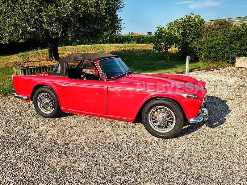 Triumph TR4A IRS Rosso Interni Pelle Nera 1966 Guida a 3