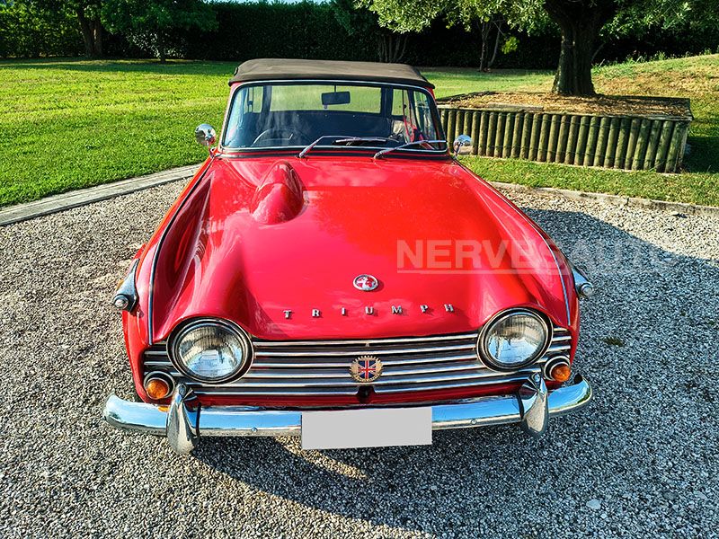 Triumph TR4A IRS Rosso Interni Pelle Nera 1966 Guida a 4