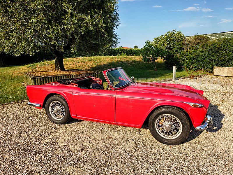 Triumph TR4A IRS Rosso Interni Pelle Nera 1966 Guida a 10