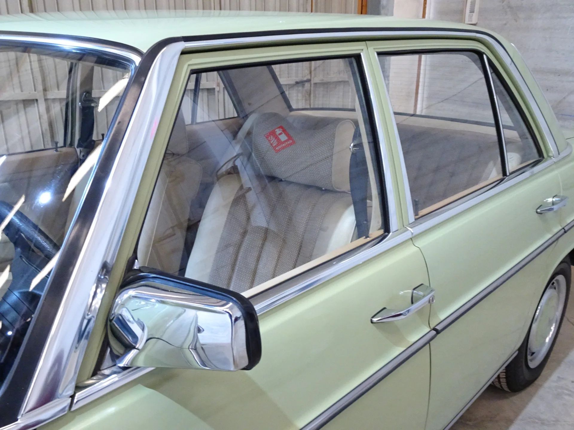 Mercedes-Benz 230.4 W115 13