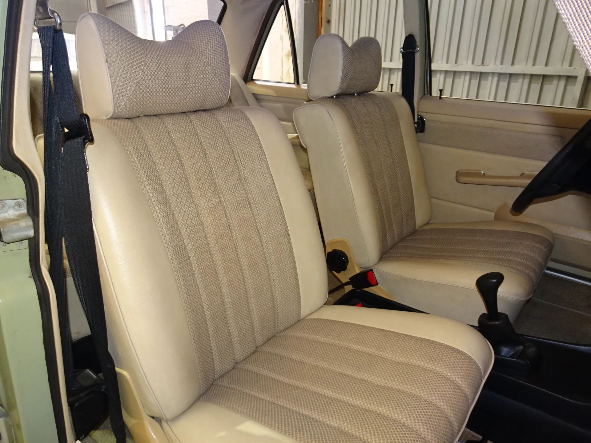 Mercedes-Benz 230.4 W115 7