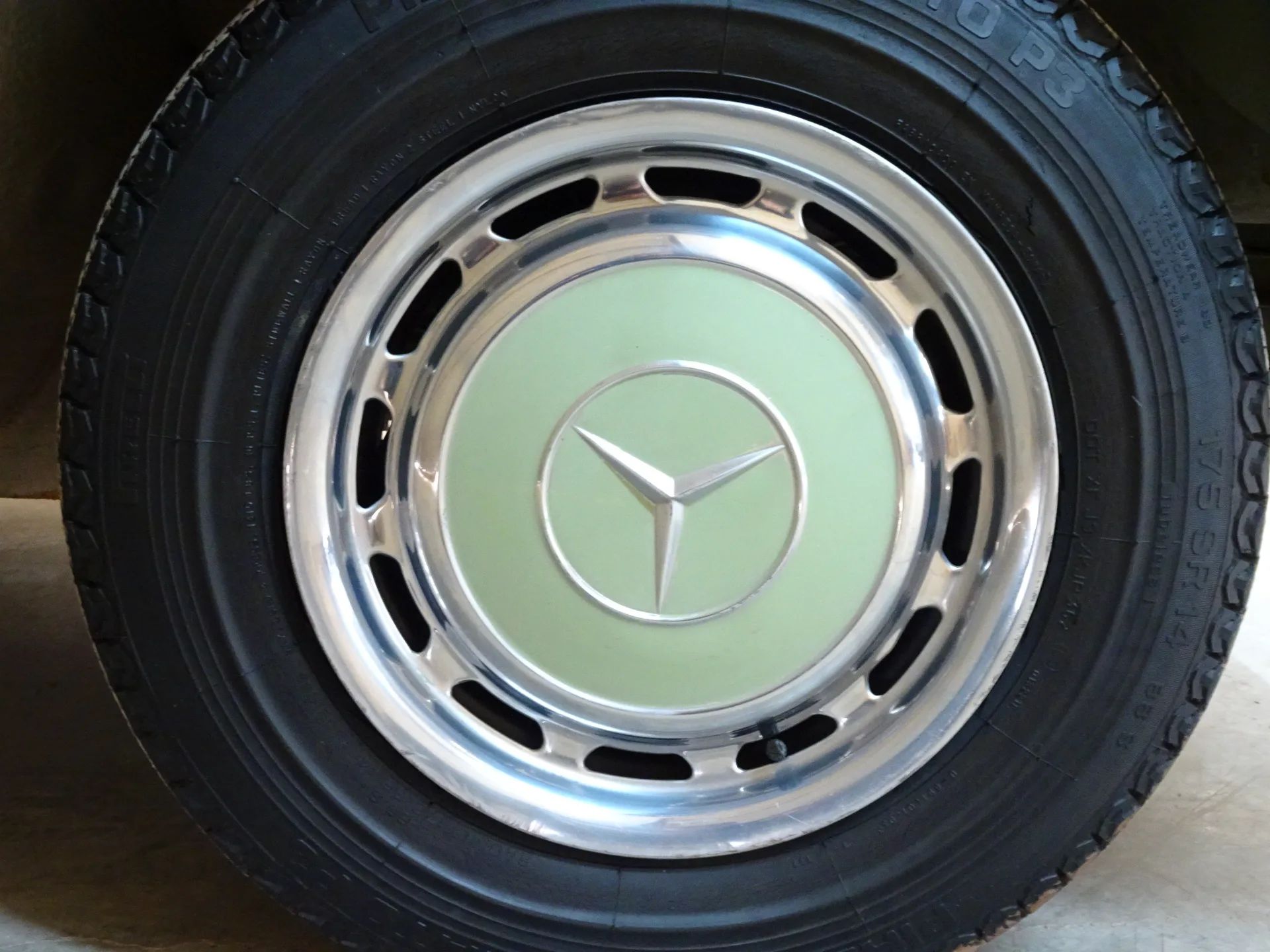 Mercedes-Benz 230.4 W115 12