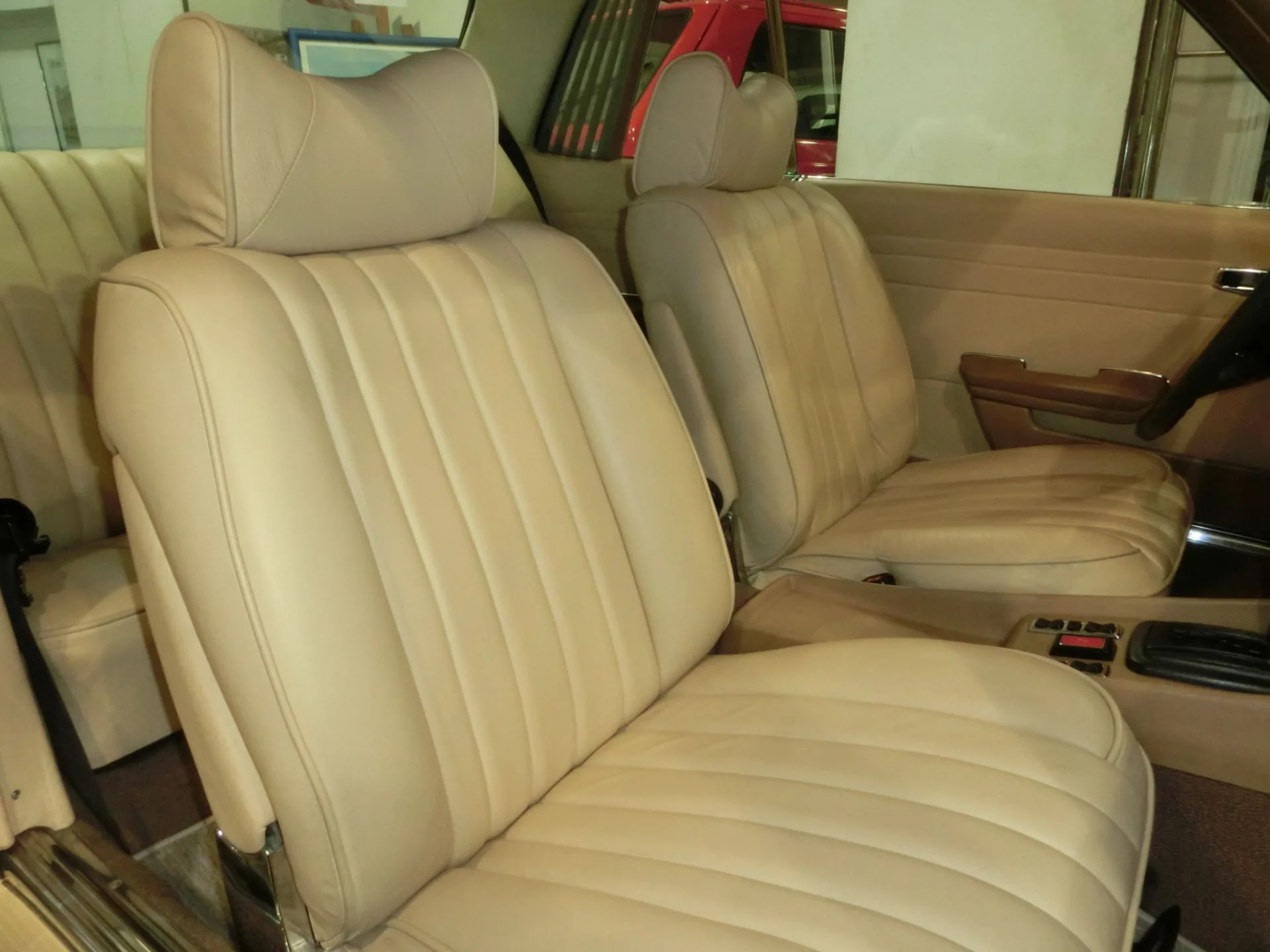 Mercedes-Benz 350 SLC C107 7