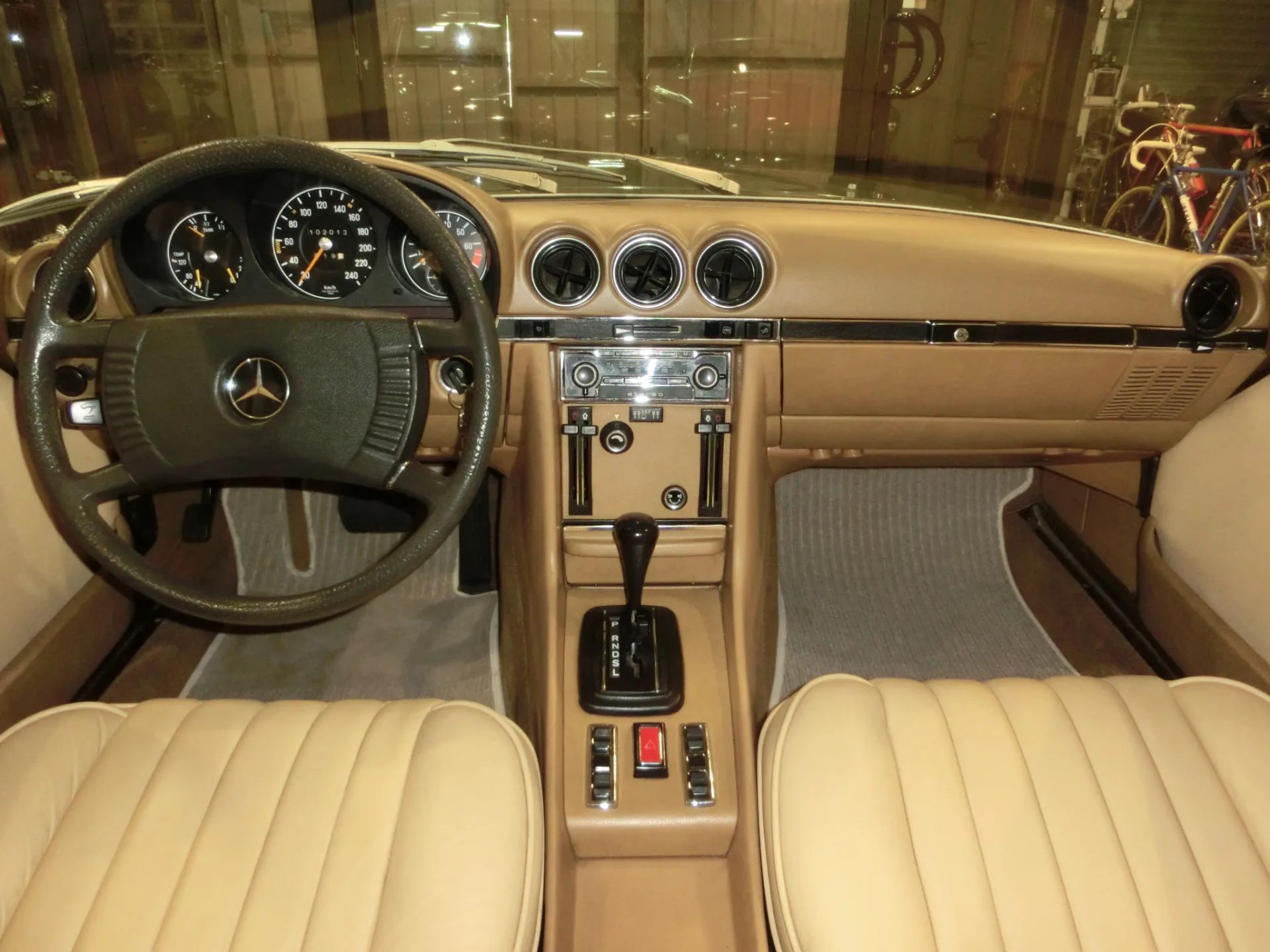 Mercedes-Benz 350 SLC C107 6