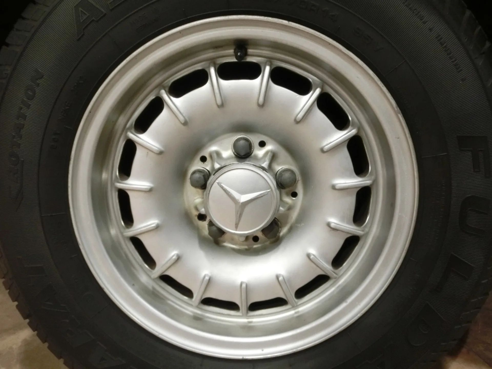 Mercedes-Benz 350 SLC C107 13