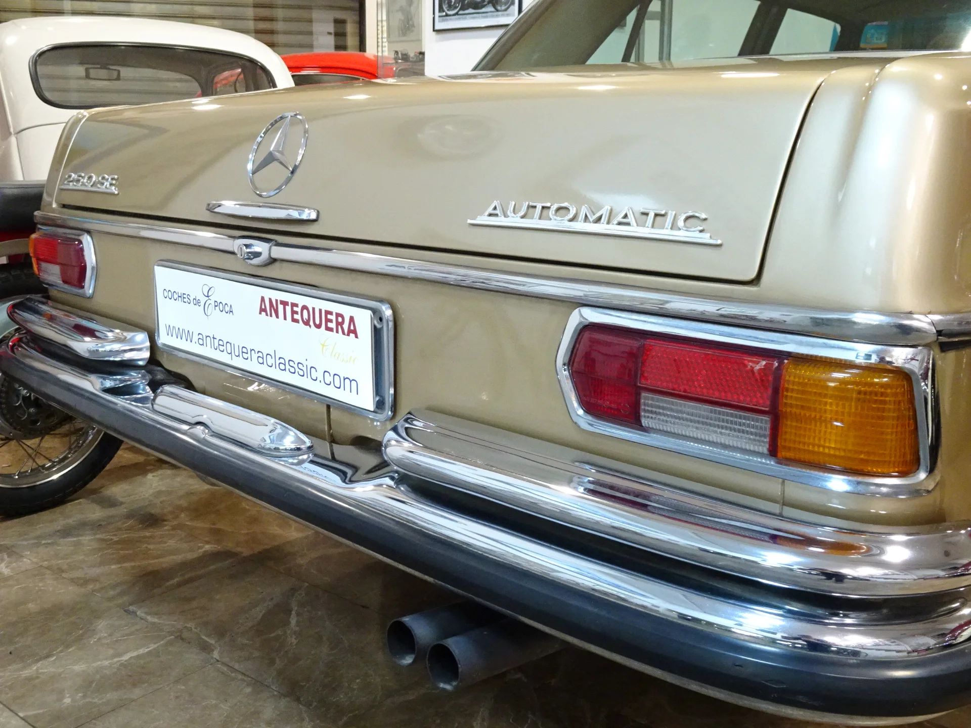 Mercedes-Benz 250 SE W108 12