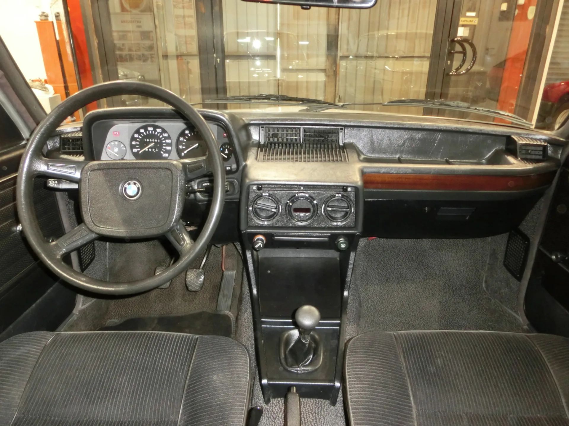 BMW 518 SEDAN E12 SERIES 5 7