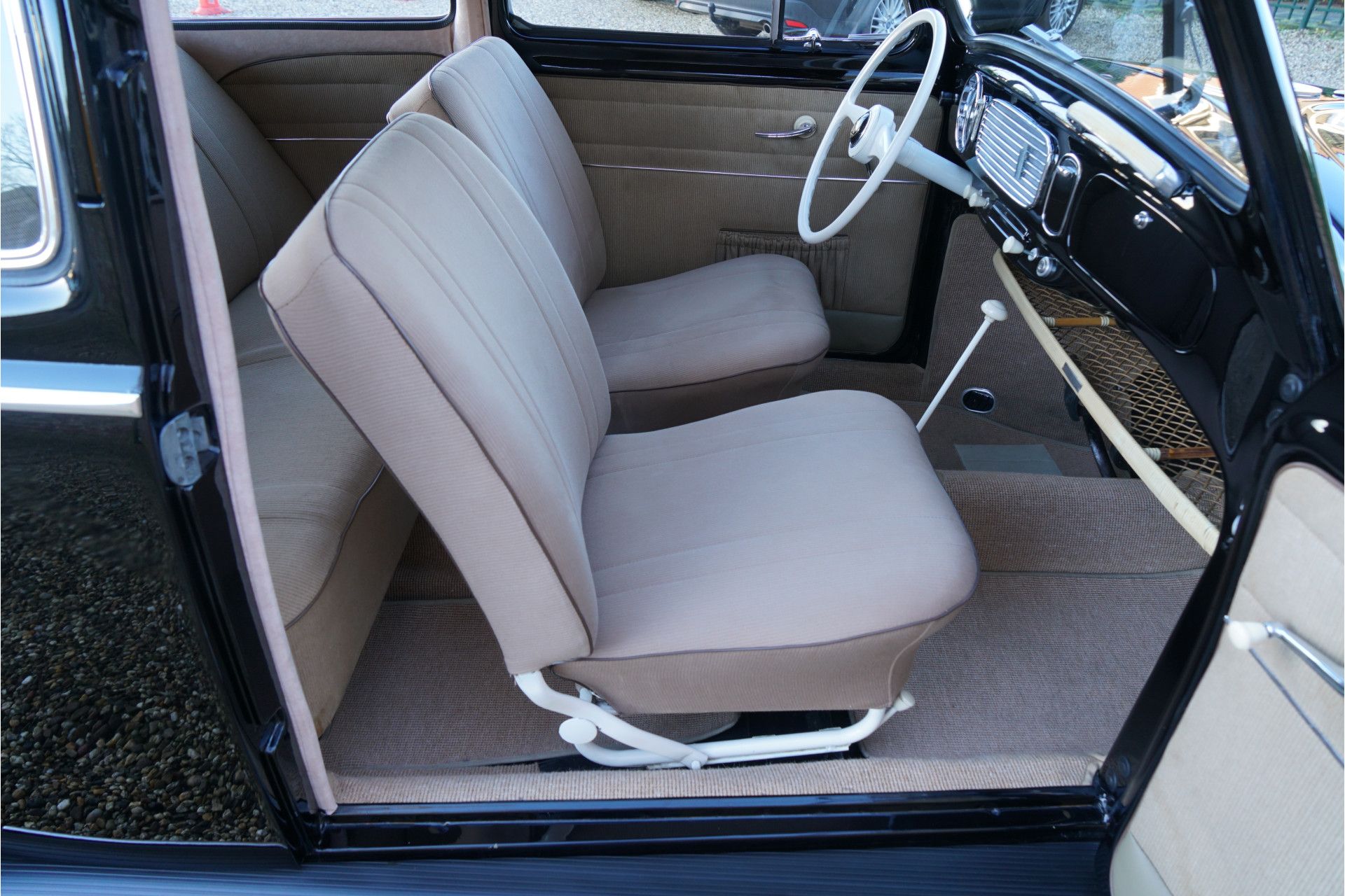 Volkswagen Beetle Oval-Window Restored to its original purity 13