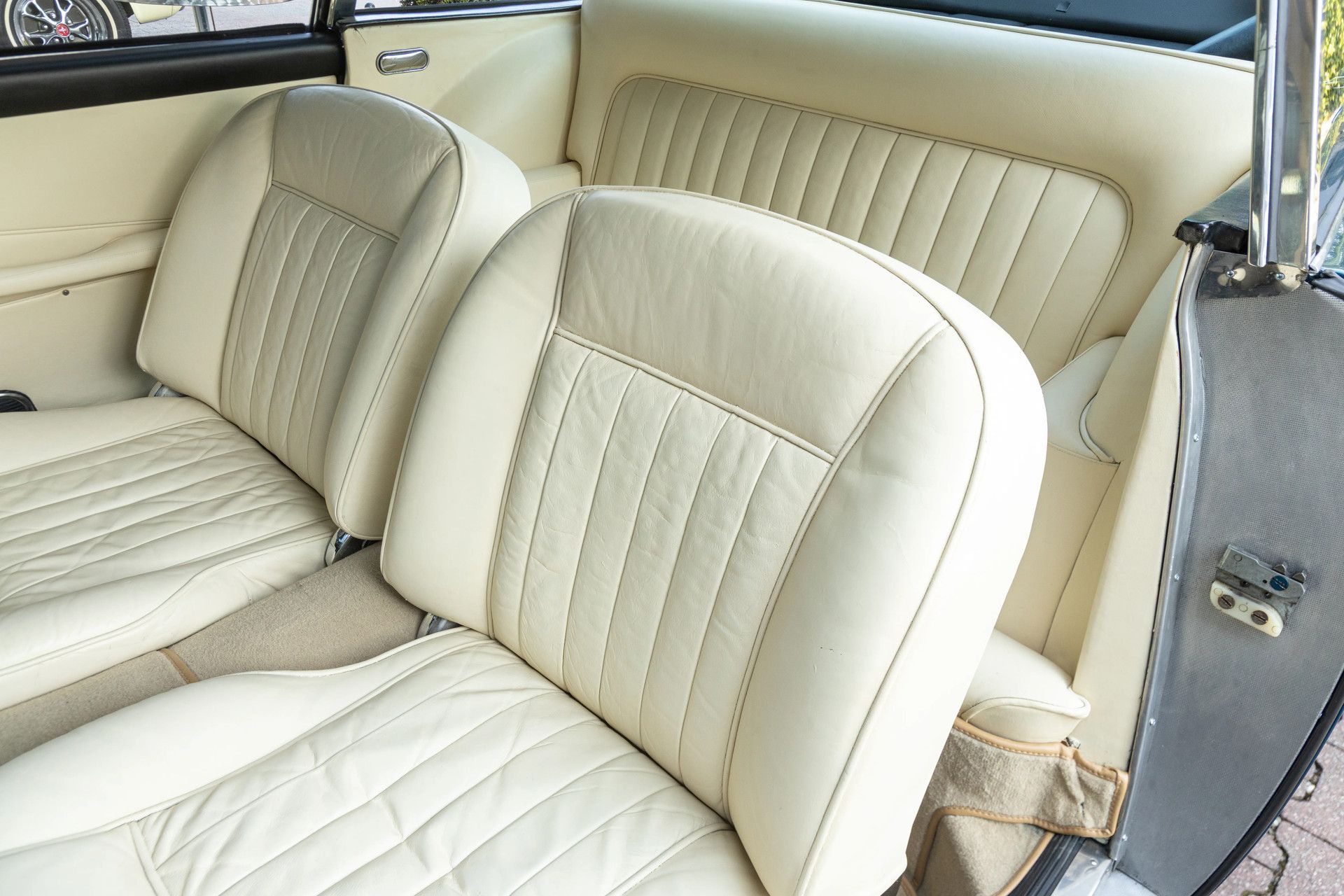 Aston Martin DB4 Vantage SS Series 4 LHD "Lyon heritage" 9