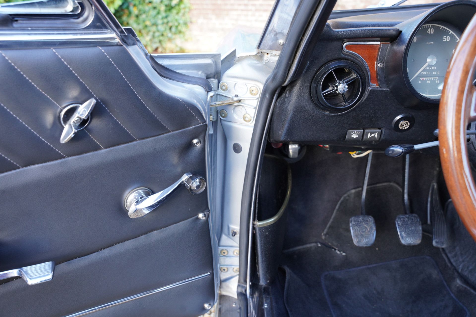 Alfa Romeo 2000 GTV Bertone "Fully/TOP restored" 12