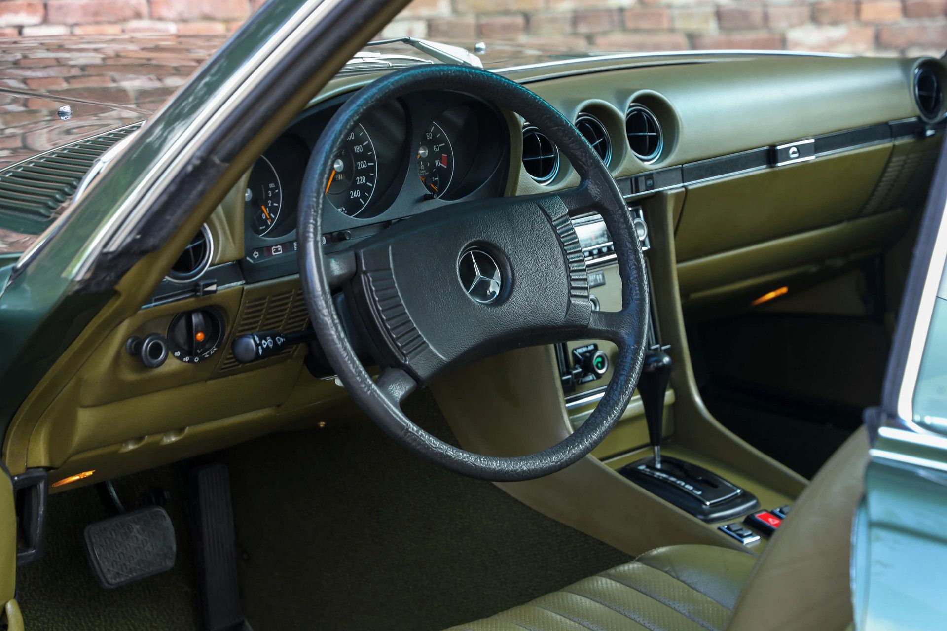 Mercedes-Benz 280 SLC "Completely green-colored" 3