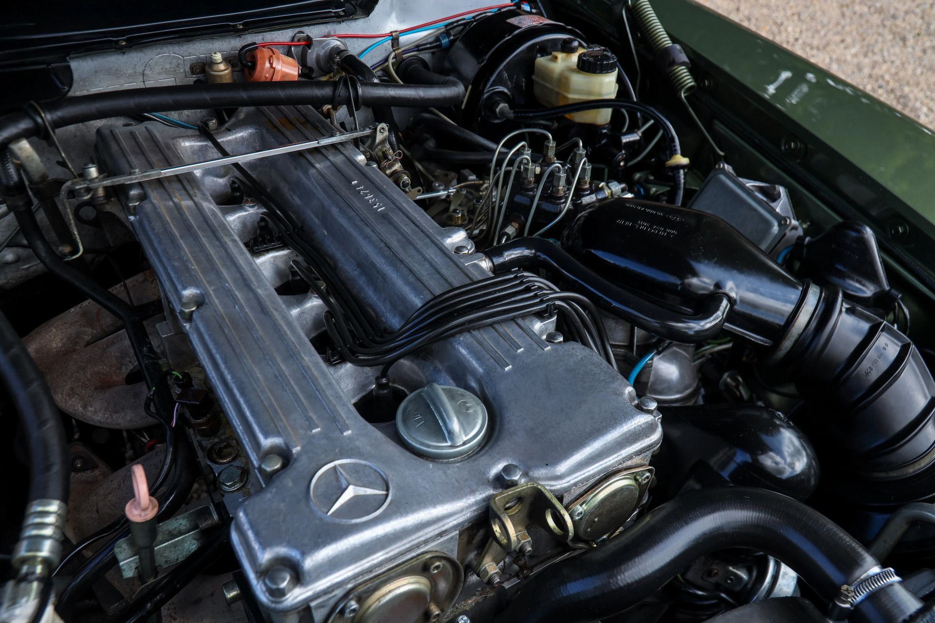 Mercedes-Benz 280 SLC "Completely green-colored" 4