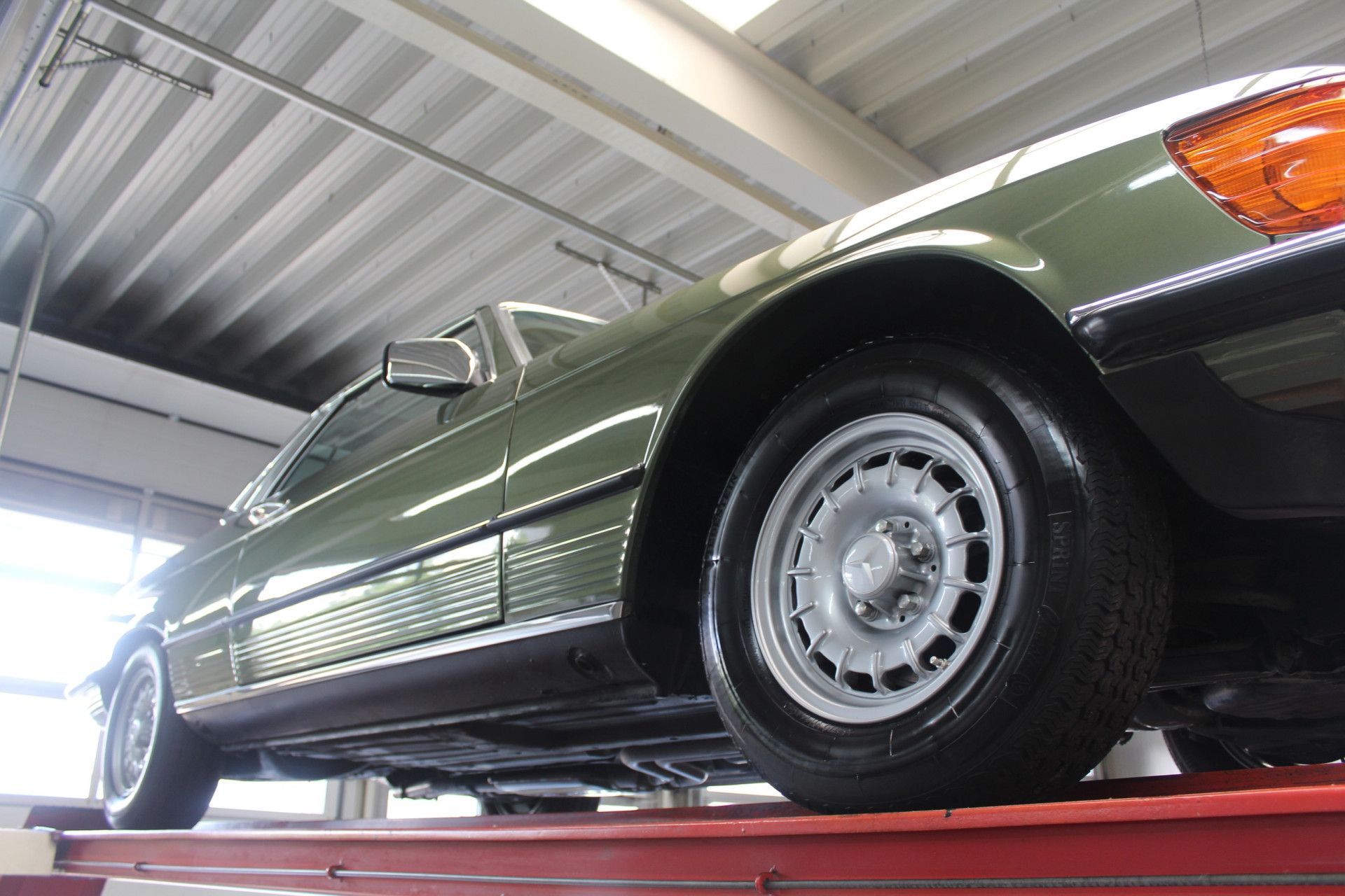 Mercedes-Benz 280 SLC "Completely green-colored" 7